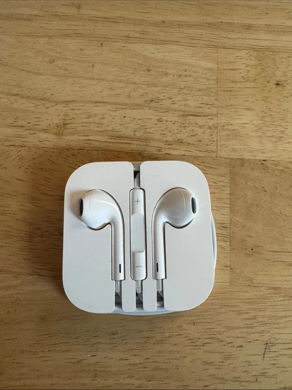 White Apple Wired Earbuds with Inline Remote